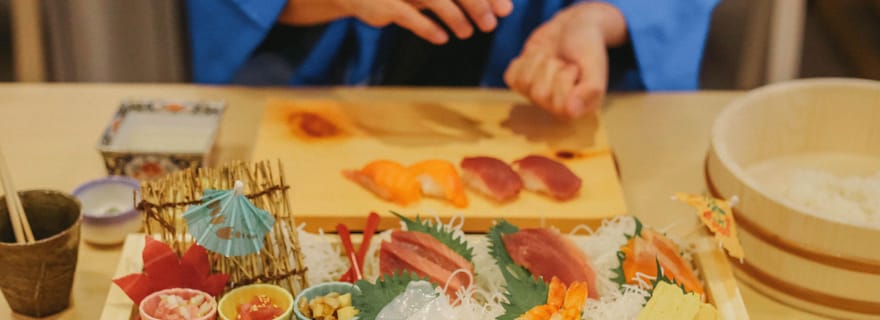 Tokyo : cours de préparation de sushis en veste happi près d'un site célèbre