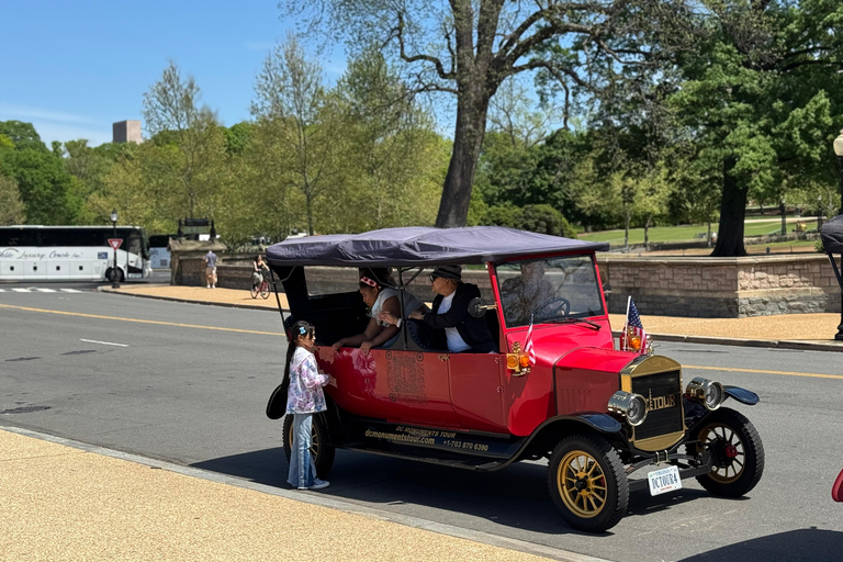 فيلادلفيا: جولة إرشادية على متن سيارة كلاسيكية ليلاً ونهارًاجولة جماعية نهارًا وليلًا (ساعتين)