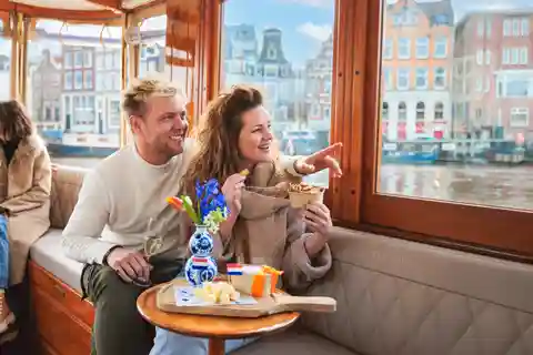 Amsterdam: Paseo en barco por el canal con burbujas y bocados