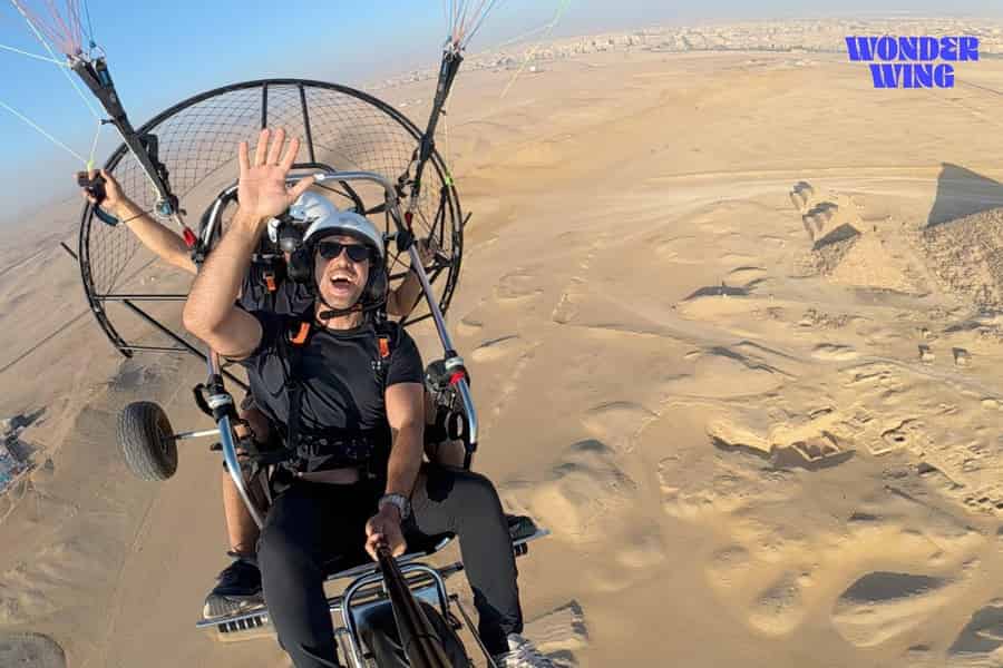 Paramotor-Erlebnis über der Cheops-Pyramide in Kairo, Ägypten. Foto: GetYourGuide Paramotor-Erlebnis über der Cheops-Pyramide in Kairo, Ägypten. Foto: GetYourGuide