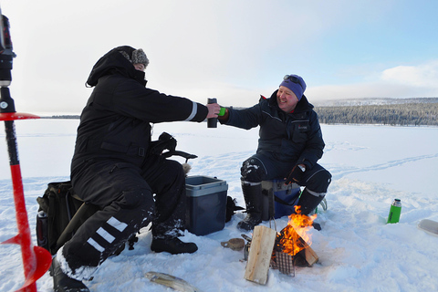 Eisangelprogramm in LapplandLuxuriöses Eisfischerprogramm in Lappland