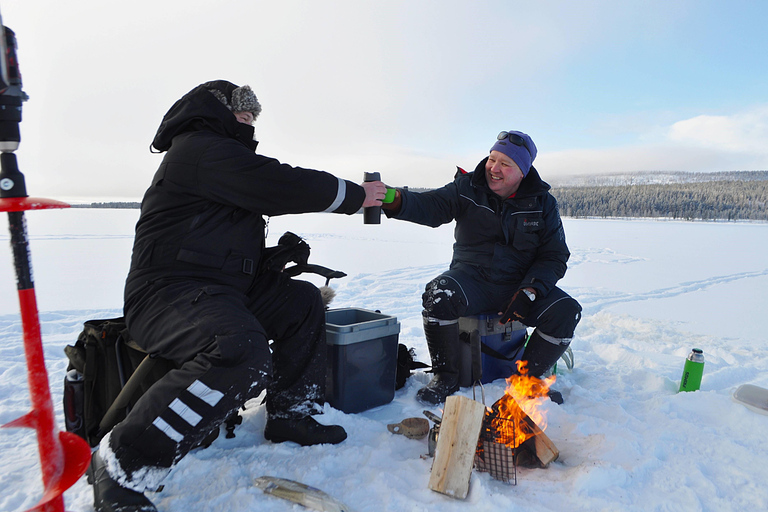 Programa de pesca en hielo en LaponiaPrograma de lujo de pesca en hielo en Laponia