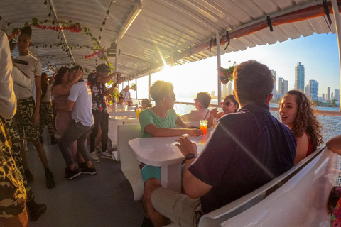 Baía de Cartagena: Passeio de barco ao pôr do sol com dança e bar aberto