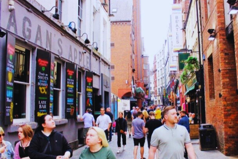 Liverpool: Private Beatles Taxi Tour with Guided Walk Finale