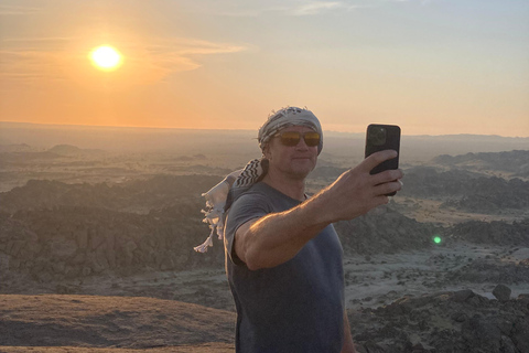 Jeddah: wandeltocht met gids door de Maanberg met snacksJeddah: wandeltocht met gids door de Moon Mountains, inclusief snacks