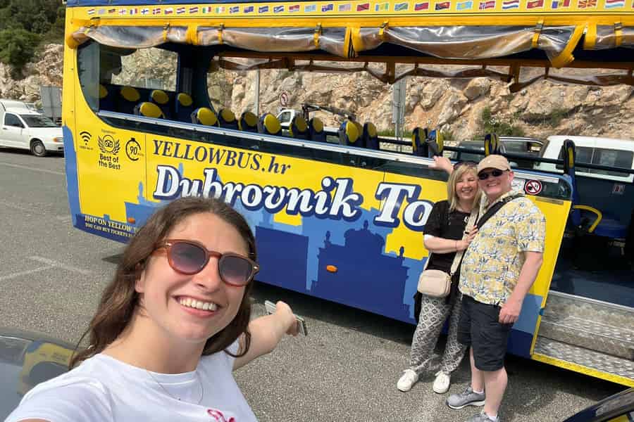 Hop-On-Hop-Off-Tour mit dem gelben Cabrio: Seht Dubrovnik in 90 Minuten. Foto: GetYourGuide