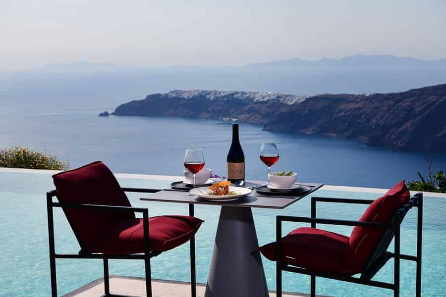 Premium-Weinverkostung mit Blick auf die Caldera und das Meer. Foto: GetYourGuide