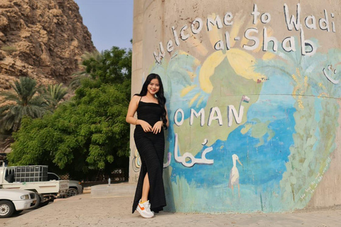 Desde Mascate: Excursión de un día a Wadi Shab y el sumidero de Bimmah