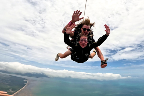 Airlie Beach: Experiencia de paracaidismo en tándem con aterrizaje en la playa