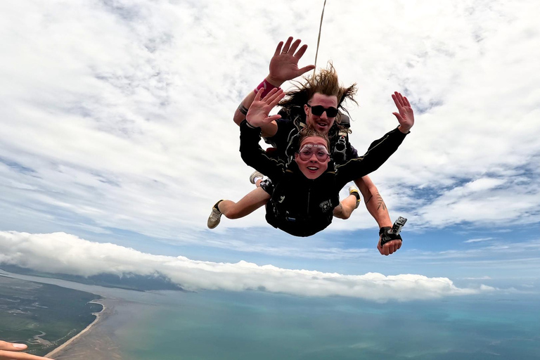 Airlie Beach: Experiência de paraquedismo em tandem com aterrissagem na praia