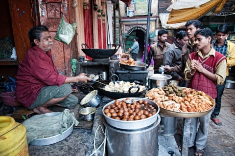 Taste of Varanasi (2-godzinna wycieczka z przewodnikiem po ulicznym jedzeniu)