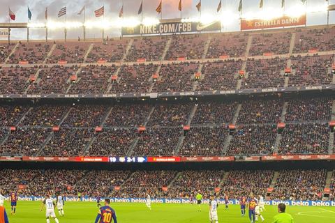 Barcelone : Match du FC Barcelone avec des sièges de supporters et un hôte local