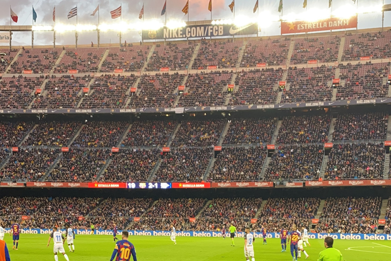 Barcelone : Match du FC Barcelone avec des sièges de supporters et un hôte local