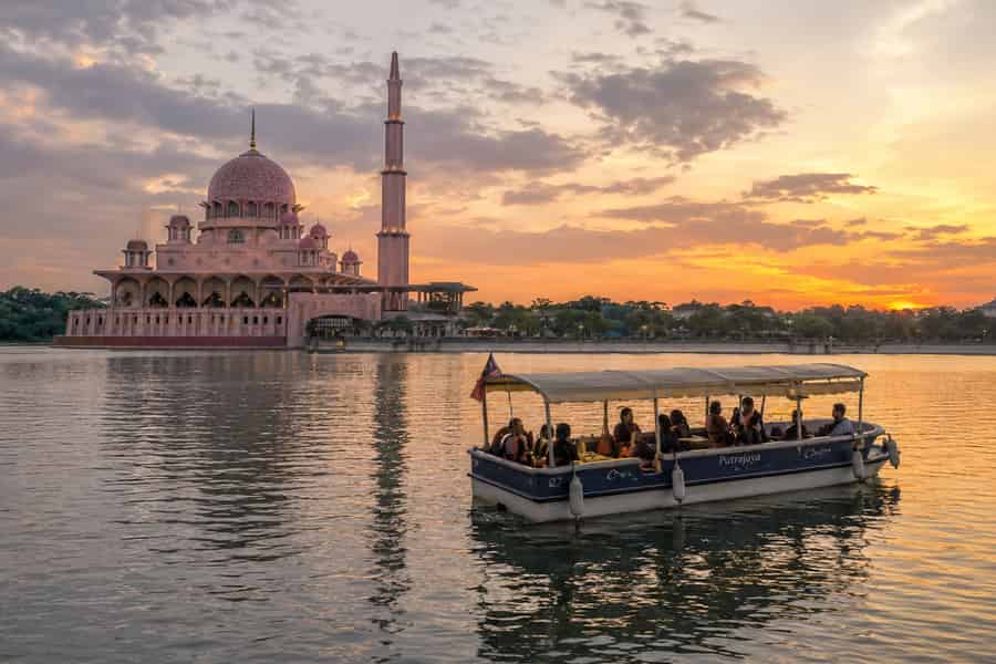 Ab Kuala Lumpur: Sonnenuntergangsfahrt in Putrajaya & nächtliche Tour. Foto: GetYourGuide Ab Kuala Lumpur: Sonnenuntergangsfahrt in Putrajaya & nächtliche Tour. Foto: GetYourGuide