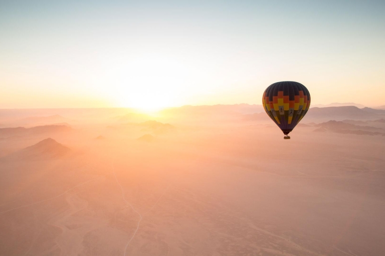 Dubái: paseo en globo aerostático con vehículo todoterreno, paseo en camello y desayuno