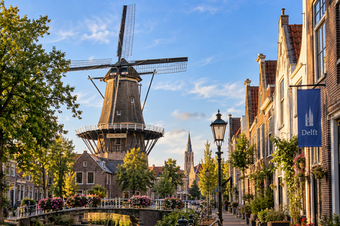Delft: Guided Walking Tour with Pottery Shop Visit