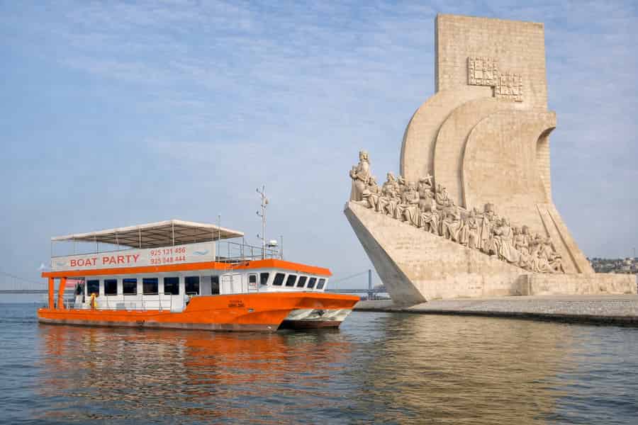 Lissabon: Sightseeing-Bootstour mit Schwimmstopp, Drinks und Musik. Foto: GetYourGuide Lissabon: Sightseeing-Bootstour mit Schwimmstopp, Drinks und Musik. Foto: GetYourGuide