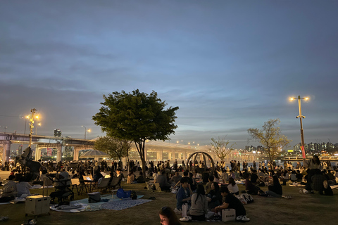 Seoul: Han River Sunset Picnic with Food and Night Walk