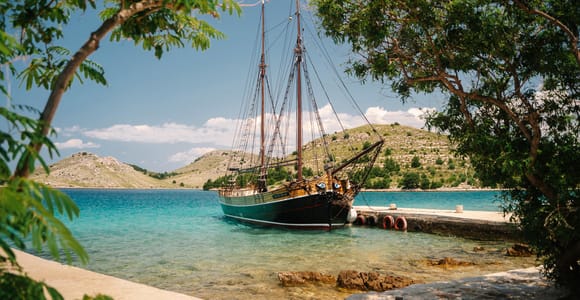 Zadar: Bootstour mit unbegrenztem Wein und 3 Stopps Zadar: Bootstour mit unbegrenztem Wein und 3 Stopps