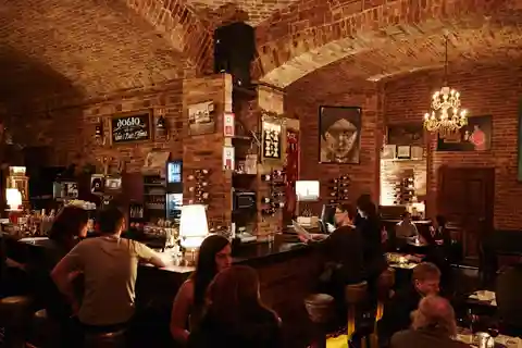 Vinprovning i det judiska kvarteret Bars