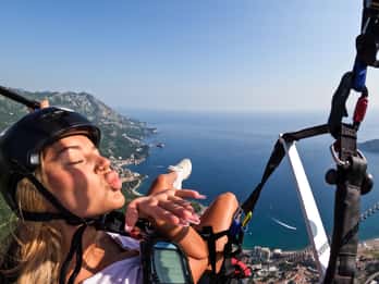 Experiencia de parapente en Budva con piloto certificado