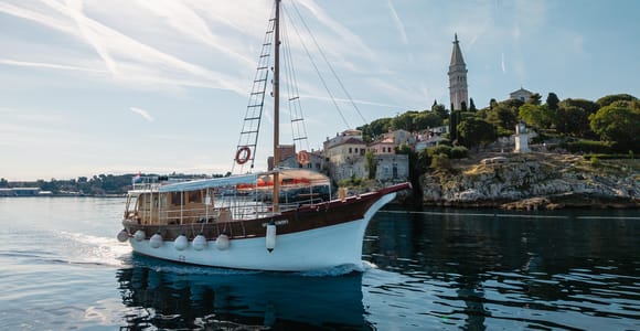 Rovinj: Bootstour zur Roten Insel und zum Lim-Fjord mit BBQ und Schwimmen
