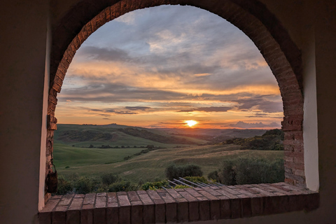 Gemensam middag i en gammal toskansk bondgård
