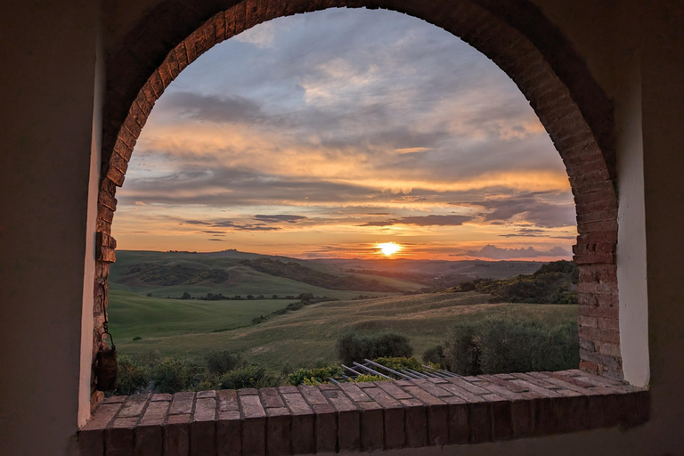 Gemensam middag i en gammal toskansk bondgård