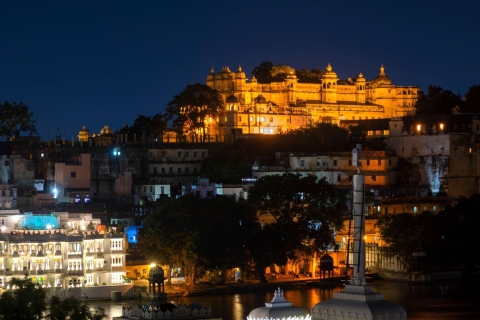 Van Jaipur: 2-daagse nachtelijke rondleiding door bezienswaardigheden in UdaipurAc-auto, gids, toegangskaarten, boottocht en driesterrenhotel