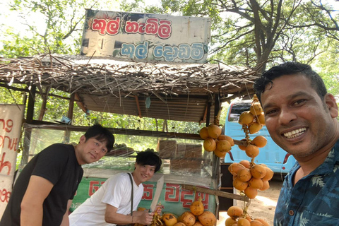 Kandy Shopping Tour by Tuk Tuk with Sri Lankan Roti Tasting