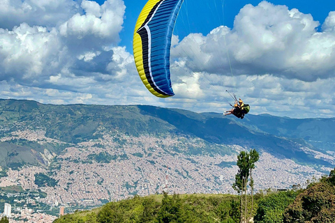 Parapente em Medellín: Serviço GoPro gratuito.Medellín: Parapente em tandem com vídeo e fotos GoPro