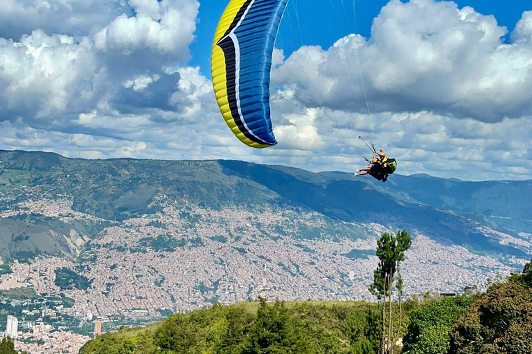 Paragliding Medellín: Gratis GoPro-service.Medellín: Tandemskärmflygning med GoPro-video och foton