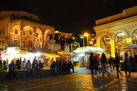 Athens: Night Walking City Tour in English or Spanish