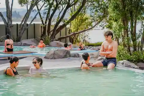 Experiência de Banhos Minerais Geotérmicos: Piscinas de Pavilhão para 12+