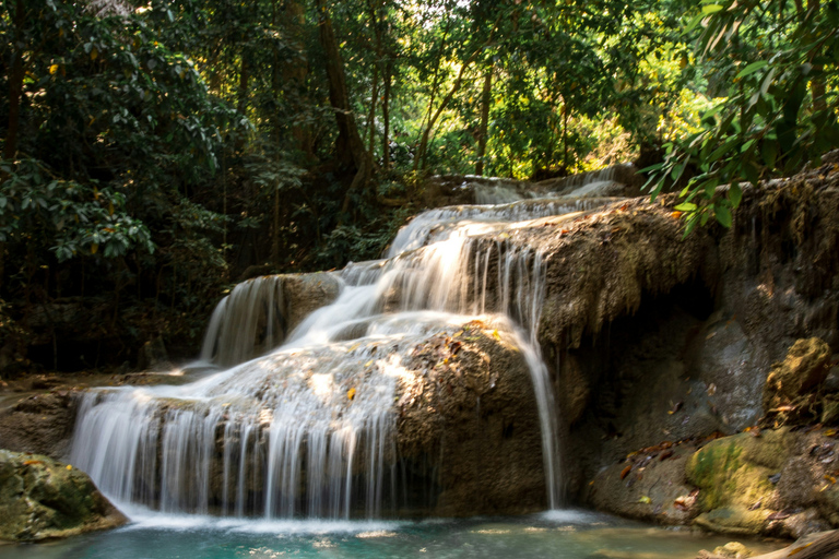 Bangkok: Damnoen Saduak und Erawan-Wasserfall-Tour mit MittagessenBangkok: Tour zum Damnoen Saduak und zum Erawan-Wasserfall mit Mittagessen
