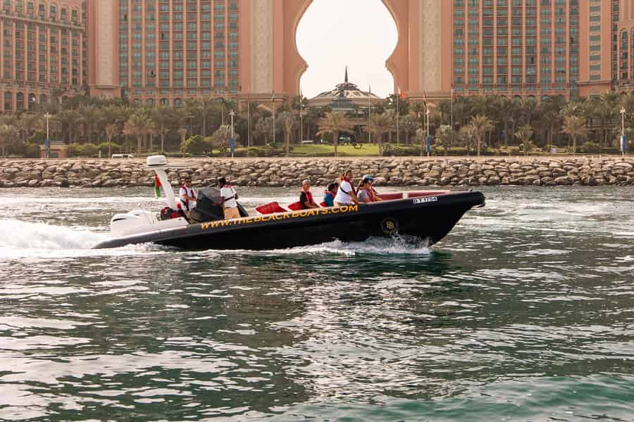 Dubai Marina: 1-stündige luxuriöse Sightseeingtour mit dem Schnellboot. Foto: GetYourGuide