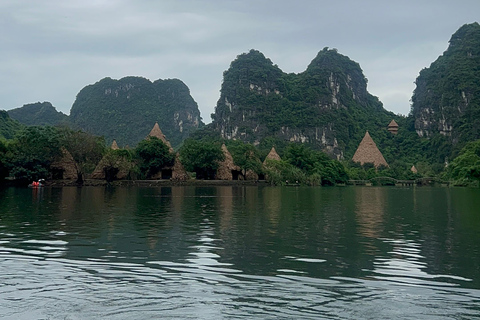 Ninh Bình: Bai Dinh, Trang An en Mua Cave dag privétourNinh Bình: Bai Dinh, Trang An en Mua Cave op de motor