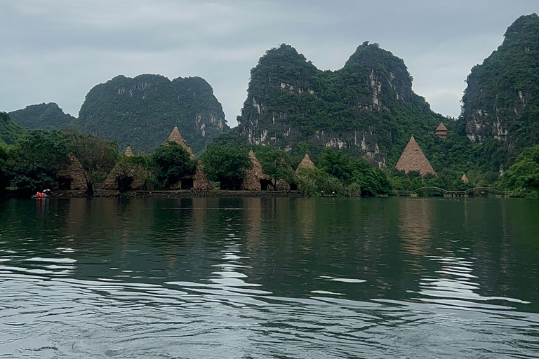 Ninh Bình: Bai Dinh, Trang An en Mua Cave dag privétourNinh Bình: Bai Dinh, Trang An en Mua Cave op de motor