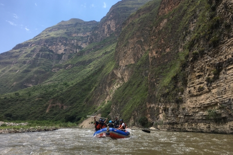 Rafting sur la rivière Utcubamba près de la cascade de Gocta, Amazonas, Pérou