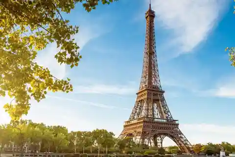 Visita à Torre Eiffel e aos Inválidos e passeio de barco no rio Sena