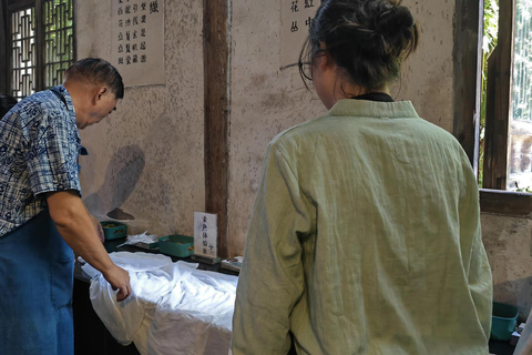 Shanghai: tour privato di 1 giorno a Wuzhen con laboratorio di tintura indaco4 viaggiatori e più
