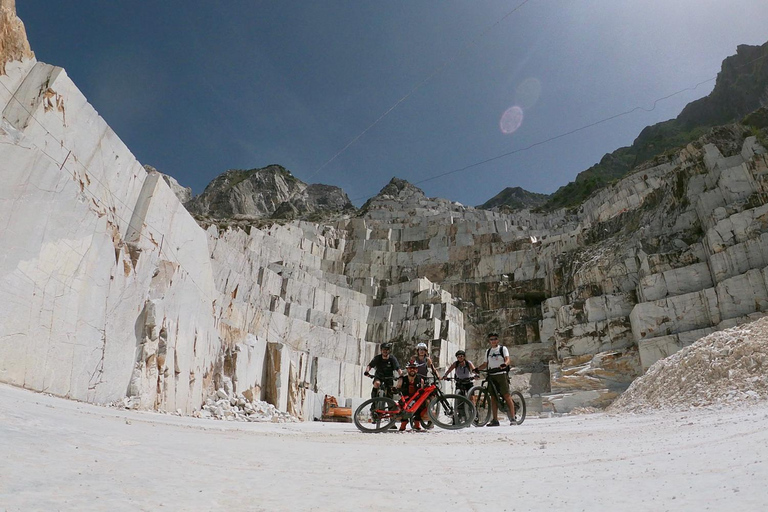 Excursion en E-Bike dans les carrières de marbre de Carrare avec dégustation de saindoux