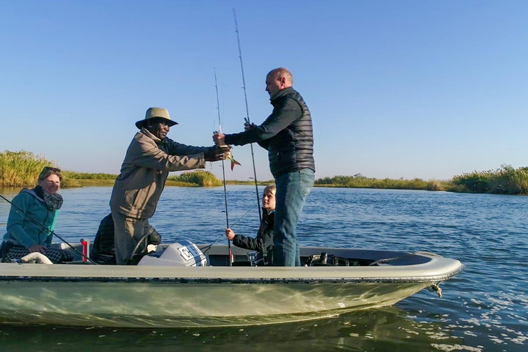 Cataratas Victoria: safari de pesca del tigre en el río Chobe con almuerzoCataratas Victoria: safari de pesca del tigre en el río Chobe con almuerzo incluido