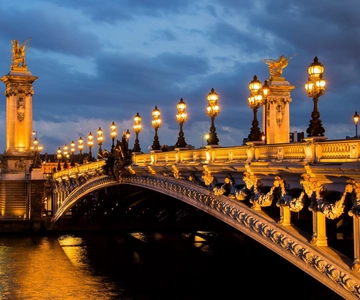 Paris: Illuminated Walking Tour