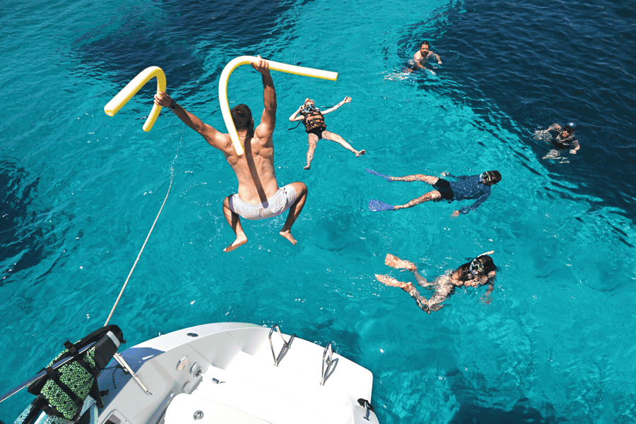 Katamaran-Tour zur Insel Dia mit Mahlzeit, Getränken und Wasseraktivitäten. Foto: GetYourGuide