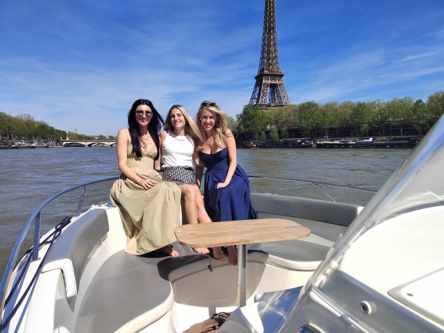 Paris: Private Boat Cruise on Seine River