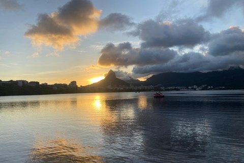 Rio : SUP Paddleboarding avec transfert en VW Kombi TransporterSUP Paddling au point de rencontre de Lagoa pendant 1,5 heures