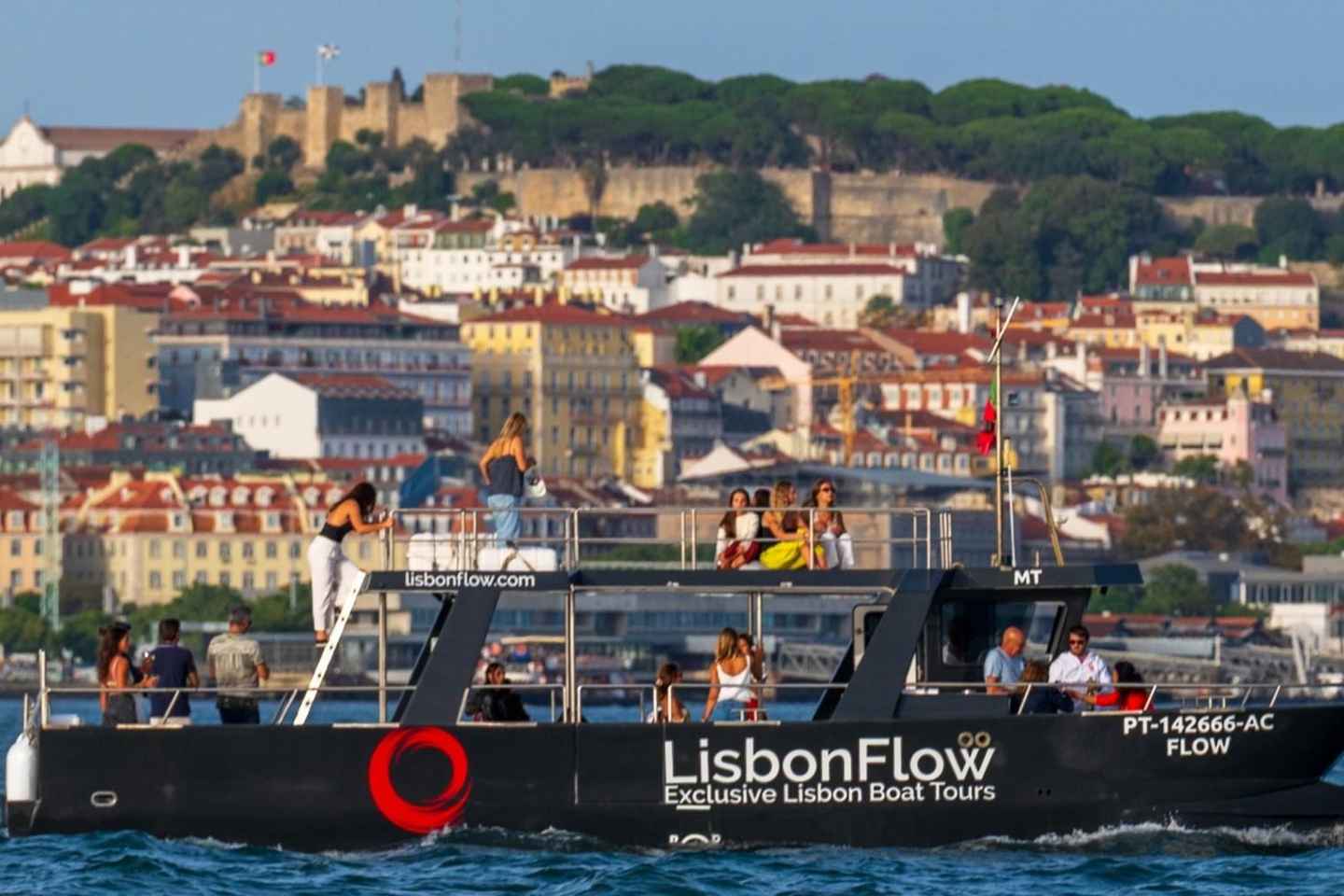 Lisbon: Exclusive Golden Hour Sunset Boat Cruise