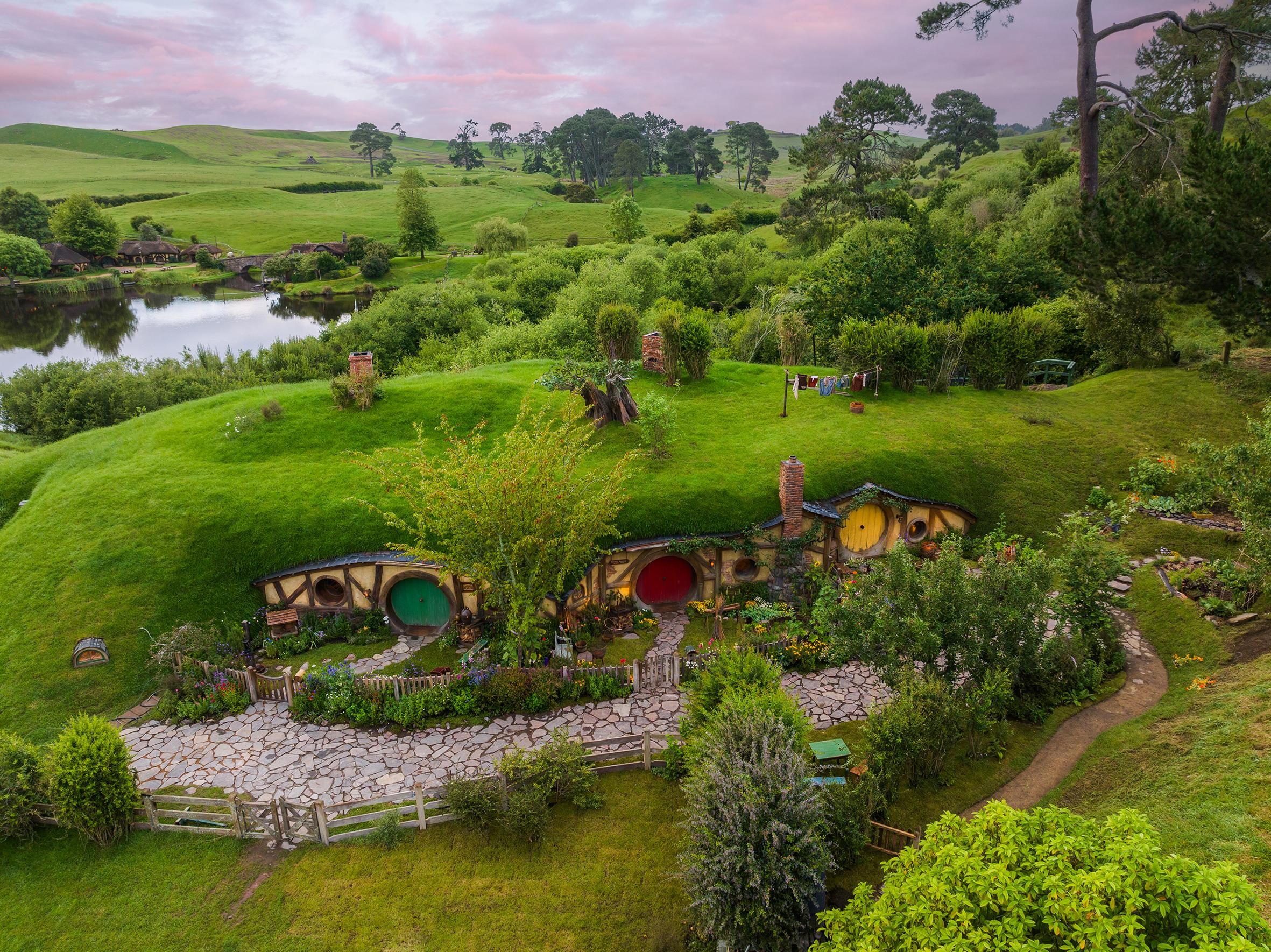 Von Auckland aus: Hobbiton & Waitomo Caves Tagestour mit Mittagessen