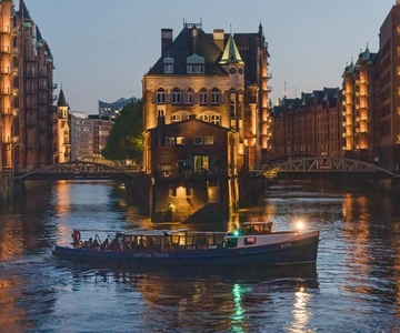 Hamburg Combi: 1,5h Evening Cruise & 2h Reeperbahn Tour